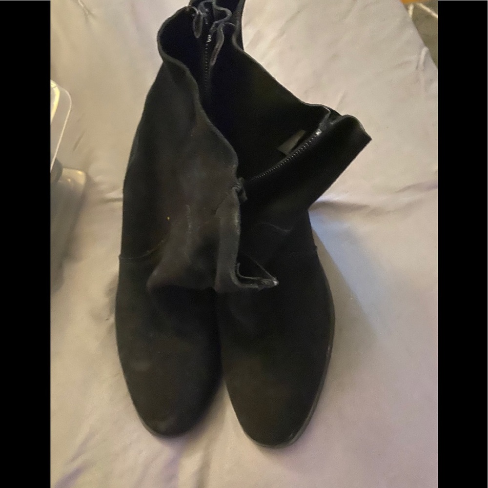 Heeled suede boots
